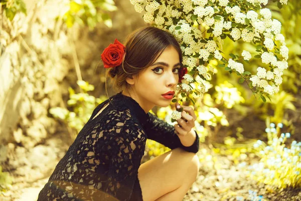 Kırmızı dudaklar ve rose saç genç İspanyol kızla — Stok fotoğraf