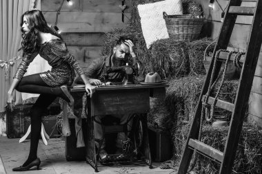 Adam ve güzel kız terzi