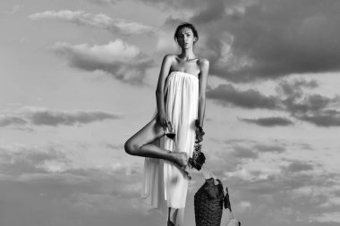 Gökyüzünde şarap şişesi olan güzel kız.