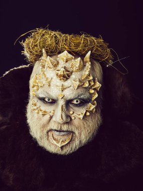 Saman çelenk başında olan adam