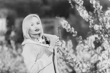 Kırmızı dudaklar ve çiçeği içinde sarı saçlı güzel kız