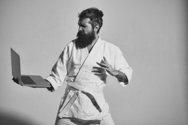 kimono dizüstü bilgisayar ile kızgın karate adam sakallı