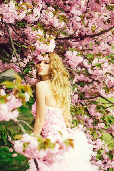 Glamour-Girl in rosa Blüte — Stockfoto