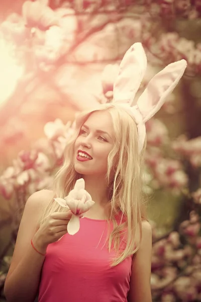 Meisje Leuke Vrouw Met Rozengeur Maneschijn Bunny Oren Lange Blonde — Stockfoto