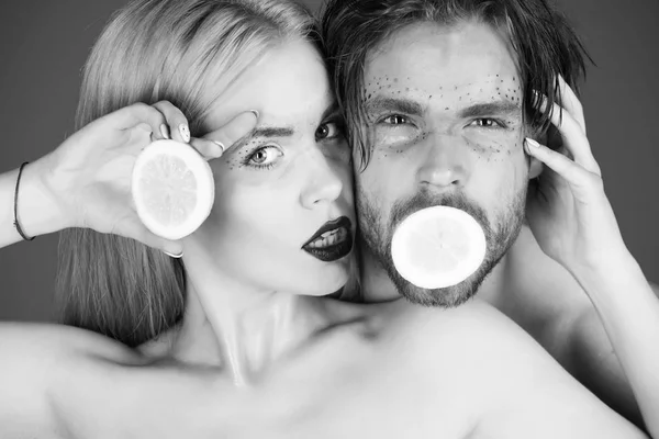 Pareja Mujer Hombre Con Maquillaje Creativo Moda Cara Mantenga Fruta — Foto de Stock