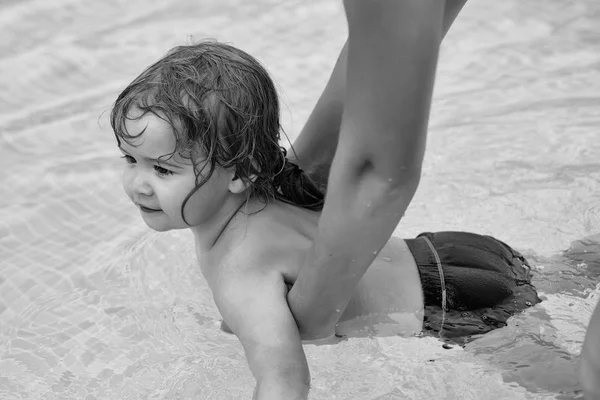 귀여운 아기 어머니 도움으로 수영을 배운다합니다 — 스톡 사진