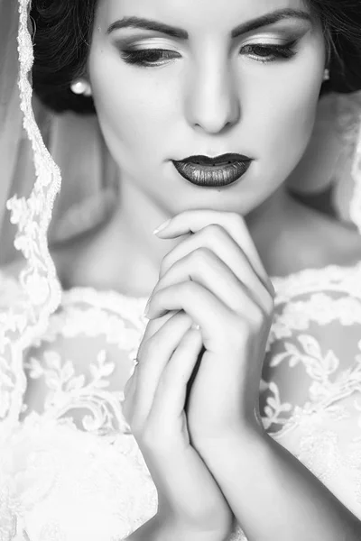 Beautiful sensual bride — Stock Photo, Image