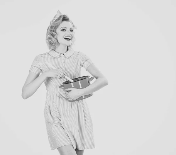 Retro nő főzés, a nemek közötti egyenlőtlenség. — Stock Fotó