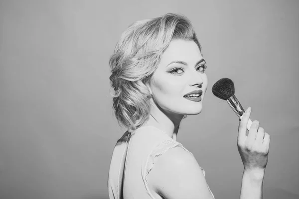 Retro kvinna med makeup borste, vintage, — Stockfoto