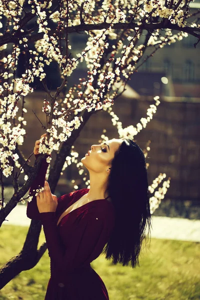 Femme avec fleur de printemps — Photo