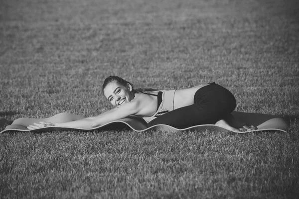 Тренировка здоровья в солнечный летний день на свежем воздухе, здоровая женщина — стоковое фото