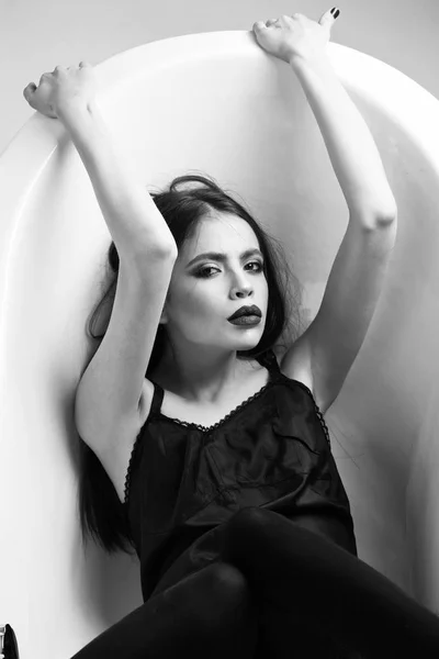 Mulher de vestido com cabelo comprido, batom preto no banho — Fotografia de Stock