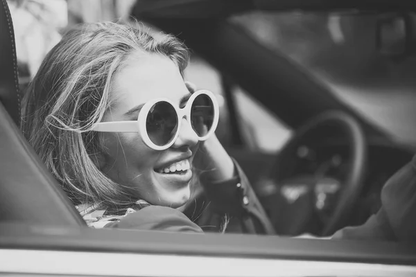 Coche mujer retro feliz en coche vintage —  Fotos de Stock