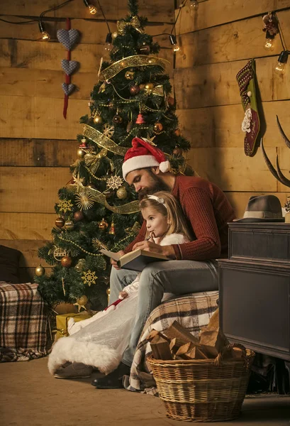 Noel mutlu adam ve küçük kız çocuğu kitap okumak — Stok fotoğraf