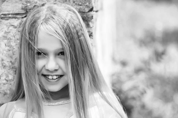 Маленькая девочка с светлыми волосами на открытом воздухе — стоковое фото