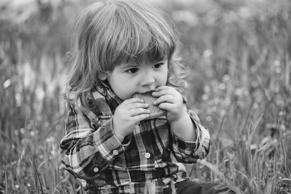 Kleine jongen buiten — Stockfoto