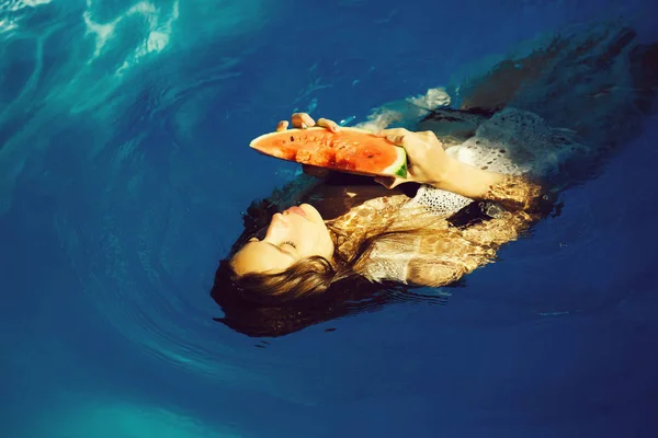 Joven Sexy Mujer Chica Con Cara Bonita Cabello Mojado Nadando — Foto de Stock