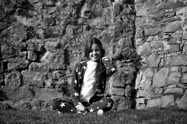 Teenager Mädchen in der Nähe von Steinmauer — Stockfoto