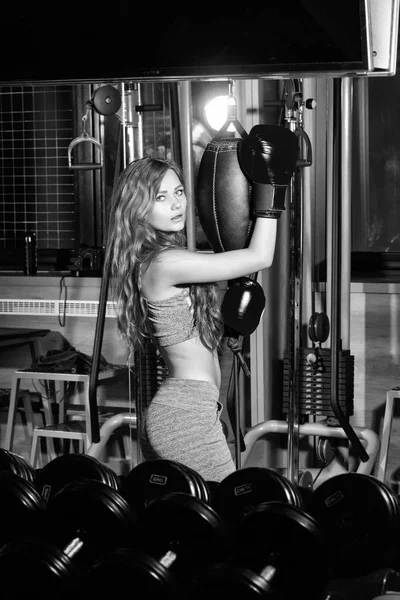 Hezká dívka boxer děrování — Stock fotografie