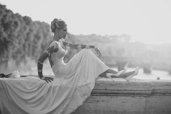 坐在桥上的美丽新娘 — 图库照片