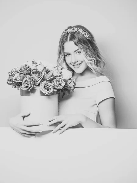꽃 상자와 예쁜 여자 — 스톡 사진