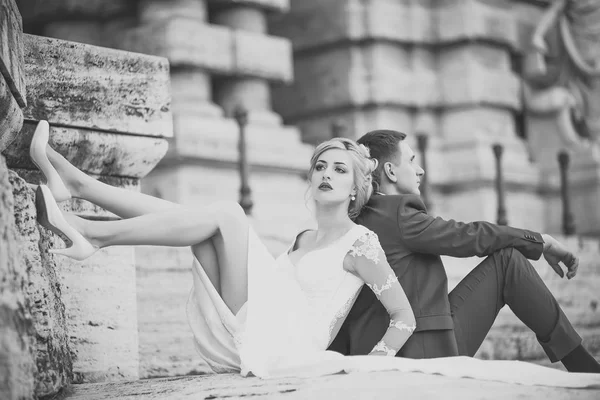 Boda pareja sentado al aire libre — Foto de Stock