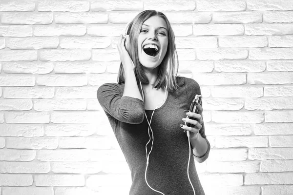Glückliches Mädchen hört Musik — Stockfoto