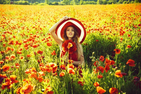 レトロな帽子、ポピー フィールドで微笑んでいる女の子の花の花束 — ストック写真