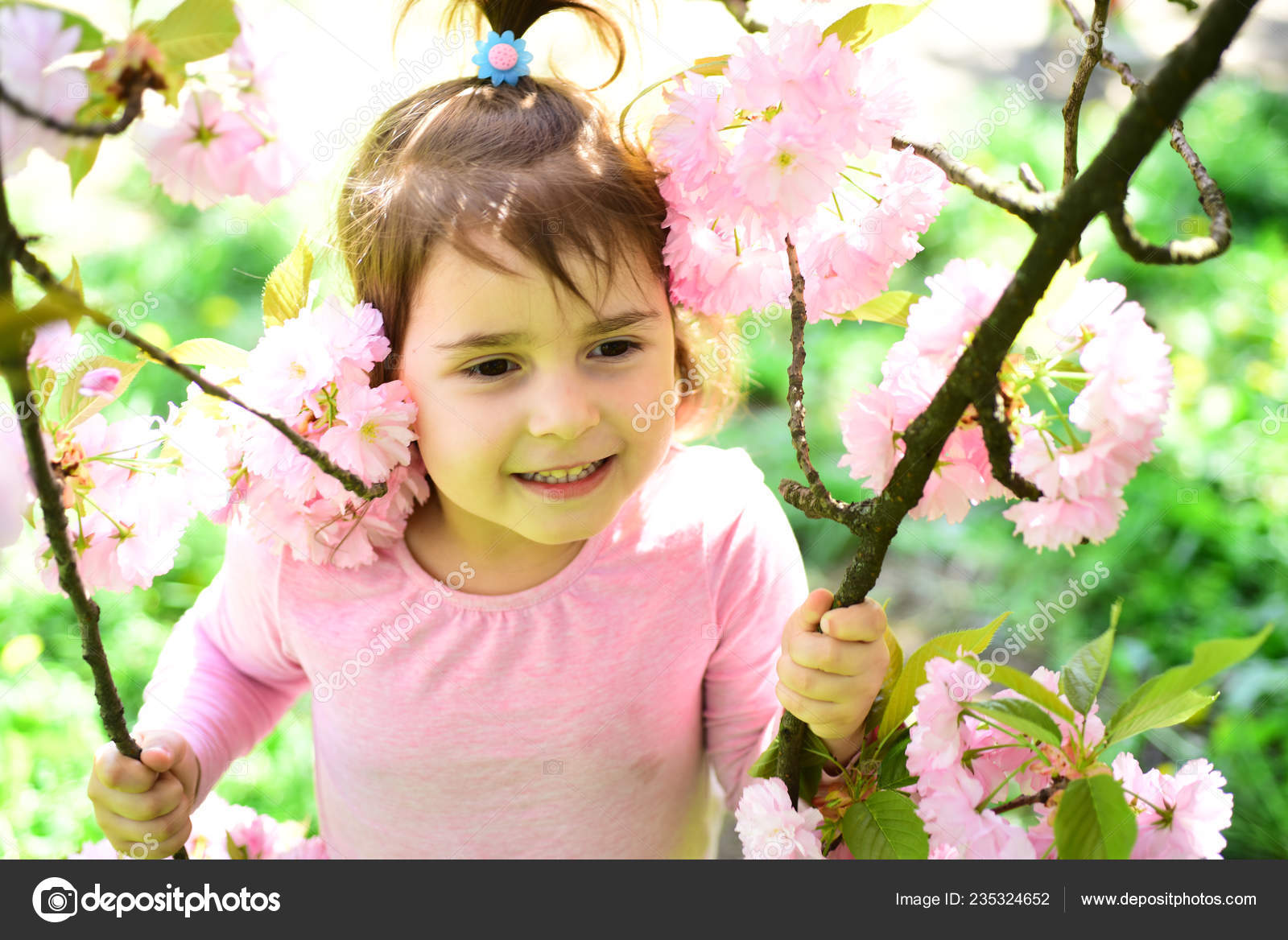 永远年轻和自由。小孩子。自然之美。儿童节。春天。天气预报。面部护肤。对花过敏。阳光明媚的春天里的小女孩。夏天的女孩时尚。快乐的童年——, image size:1600x1168