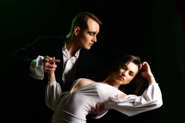Senin kalp çarpıntı yapıyor. MIME erkek ve kadın romantik sahnede hareket. Çift MIME sanatçıların sahne alanı'nda romantizm gerçekleştirin. Vücut hareketleri miming tiyatro sanatçıları. MIME makyaj aşık çift