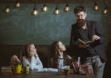 Ödev yardım şimdi schoolkids arasında yaygın olarak gereklidir. Sınıf eğitim ve okuma birlikte lise Üniversite öğrenci eğitim kavramları.