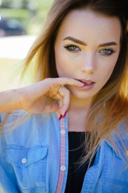 Güzelliğin özü. Güzel kadın seksi makyaj ile. Visage cilt bakımı ve makyaj. Seksi kadınla duygusal bak. Güzellik ve moda Cilt Bakımı model bak. Onun iç güzelliği parlar aracılığıyla