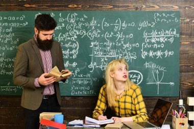 Başarılı öğretmenler her zaman zamanında ve hazırlanan. Öğrenci öğrenme stili uygun yöntemi eğitimi için görünüyor. Grup öğrenci dersi veren eğitimli profesyonel.