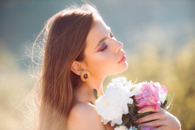 Her an zevk. Doğal güzellik ve spa terapisi. Bahar kadın. Bahar ve tatil. Yüz ve cilt bakımı. Yaz aylarında seyahat. Kadın moda makyaj ile. Uzun saçlı yaz kız