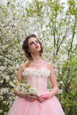 Bahar tarzı. Doğal güzellik spa terapisi. Bahar tatili. hava tahmini. Yaz kıza çiçek açan ağaç. Bahar moda makyaj kadınla. yüz ve cilt bakımı. kadın sağlık. çiçekler için Anti