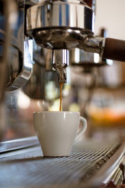 Her zaman tadı harika. Küçük bir fincan sıcak kahve içecek hizmet etmek. Bira kahve espresso makinesi ile. Espresso kahvesi veya kafe demlenmiş. Kahve fincanı. Espresso portafilter ile yapma