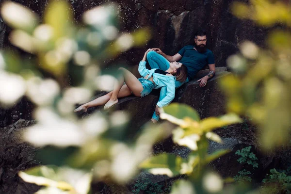 Tar tid för en minut paus. Par i kärlek på sommarlovet. Sexig kvinna och skäggig man på naturliga landskapet. Par njuta av kärlek och romantik. Sensuell par på semesterresa — Stockfoto