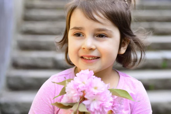 És tão bonita. Cuidados com a pele. alergia às flores. Moda menina de verão. Feliz infância. Menina na primavera ensolarada. Na Primavera. previsão meteorológica. Criança pequena. Beleza natural. Dia das crianças — Fotografia de Stock