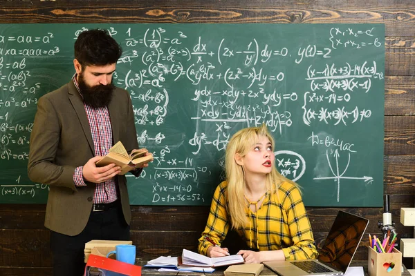 Los tutores exitosos siempre están a tiempo y preparados. Estudiante busca el método de estudio que se adapte a su estilo de aprendizaje. Profesional capacitado que enseña grupo de estudiantes . —  Fotos de Stock