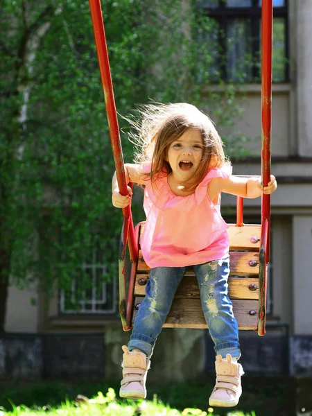 公園の遊び場。夏に遊んで小さな子供。スイングの幸せな笑い子供女の子。スイングは、甘い夢のロマンチックな女の子。子供の頃の空想 .teen 自由。アクティブな一日 — ストック写真