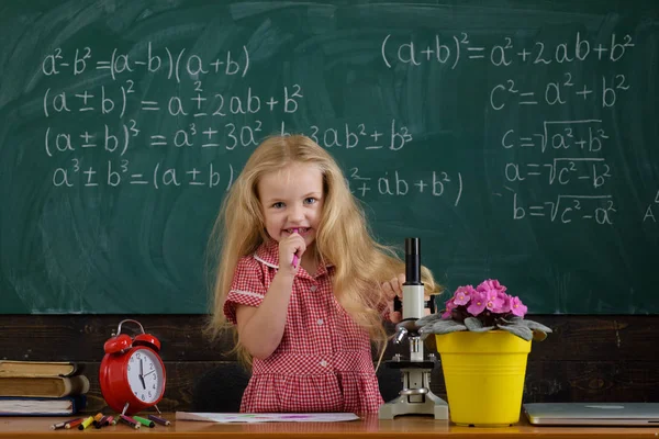 La ragazzina delle elementari fa una pausa in classe. Bambino rilassarsi durante le vacanze scolastiche — Foto Stock