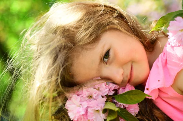 夏の日 小さな子供 自然の美しさ 子供の日 天気予報 夏の女の子のファッション 幸せな子供時代 日当たりの良い春の少女 スキンケア 花にアレルギー — ストック写真
