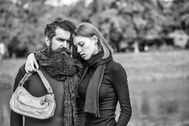 Sonbahar parkında genç bir çift