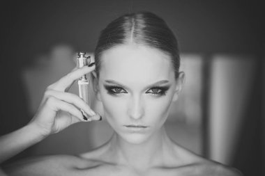 Dudak parlatıcısı, makyaj güzellik modeliyle. Ruj, kozmetik güzellik kız