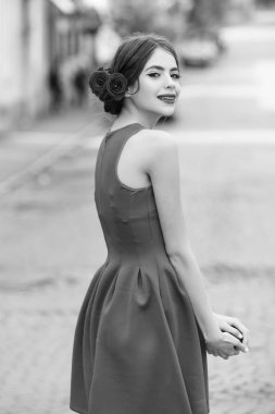 Yolda gülümseyen şık, Kırmızı elbiseli mutlu kız