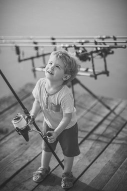 Küçük çocuk öğrenmek göl veya nehir balık yakalamak için