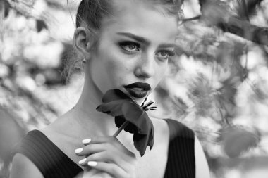 Kadın kırmızı haşhaş tohumu ile