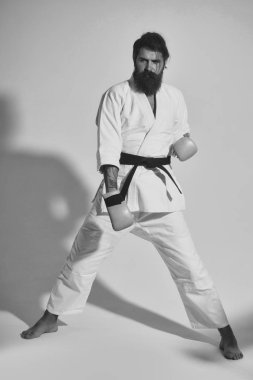 ciddi karate erkek kimono ve boks eldivenleri sakallı