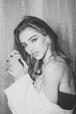 Gizemli yüz ve bornoz uzun kıvırcık saç ile kız.