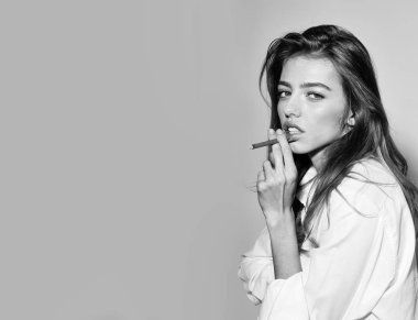 çok seksi kadın veya kız uzun saç duman sigara ile